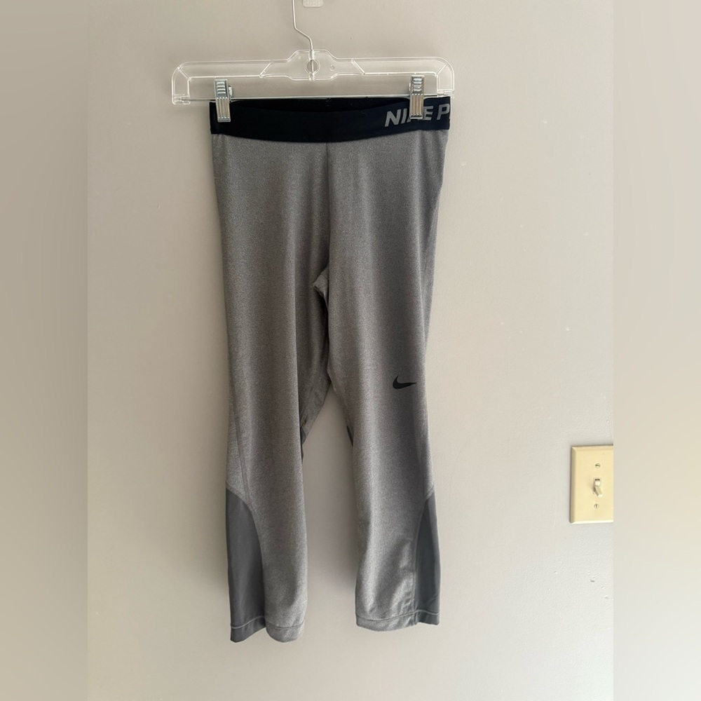 Nike Pro Cropped Leggings Woman’s SZ S Grey Athletic Lightweight Running Stretch